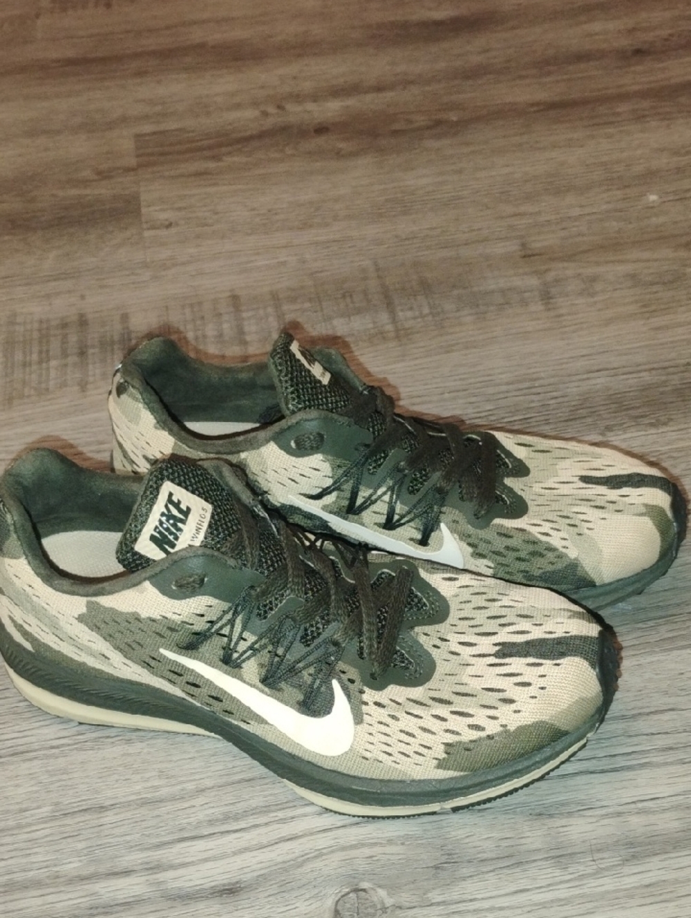 Nike  Zoom Winflo 5 Olive Green & Cream Athletic Sneakers Women Size 6